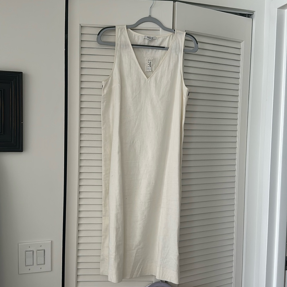 Sleveless linen dress with button detail